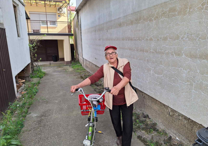 "IMAM RUKE KOJE DOBRO KUVAJU I MOGU DA RADE" Jela Knežević iz Šamca sa bicikom redovno ide u posjetu starim i bolesnim licima