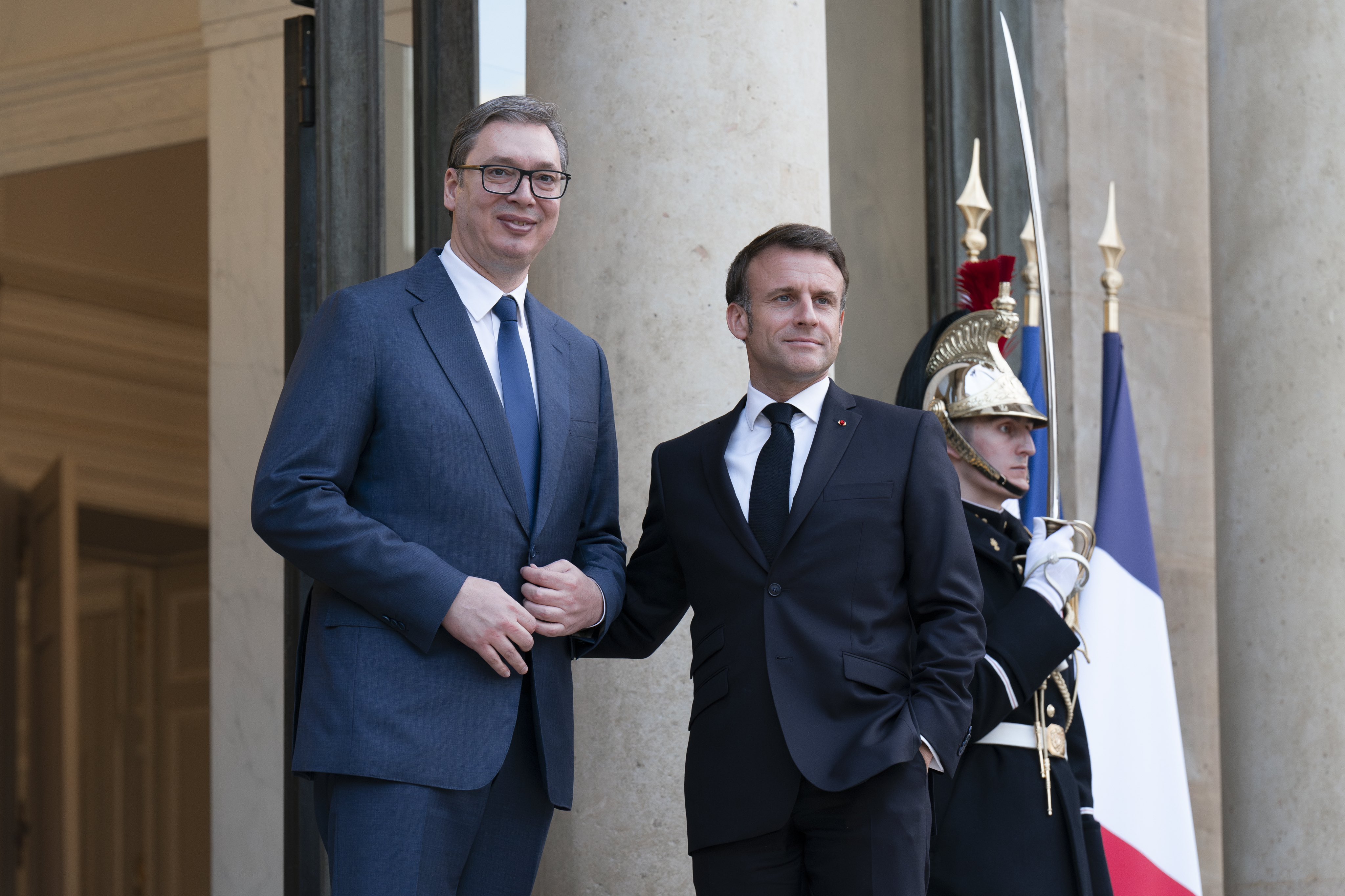 NAKON SASTANKA SA VUČIĆEM Makron poslao poruku na ćirilici