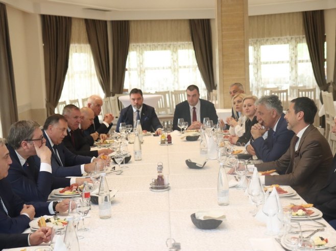 (FOTO) "PAŽLJIVO SLUŠAM NJIHOVE POTREBE, ŽELJE I PLANOVE" Dodik, Vučić i Višković razgovarali sa Srbima u Mostaru