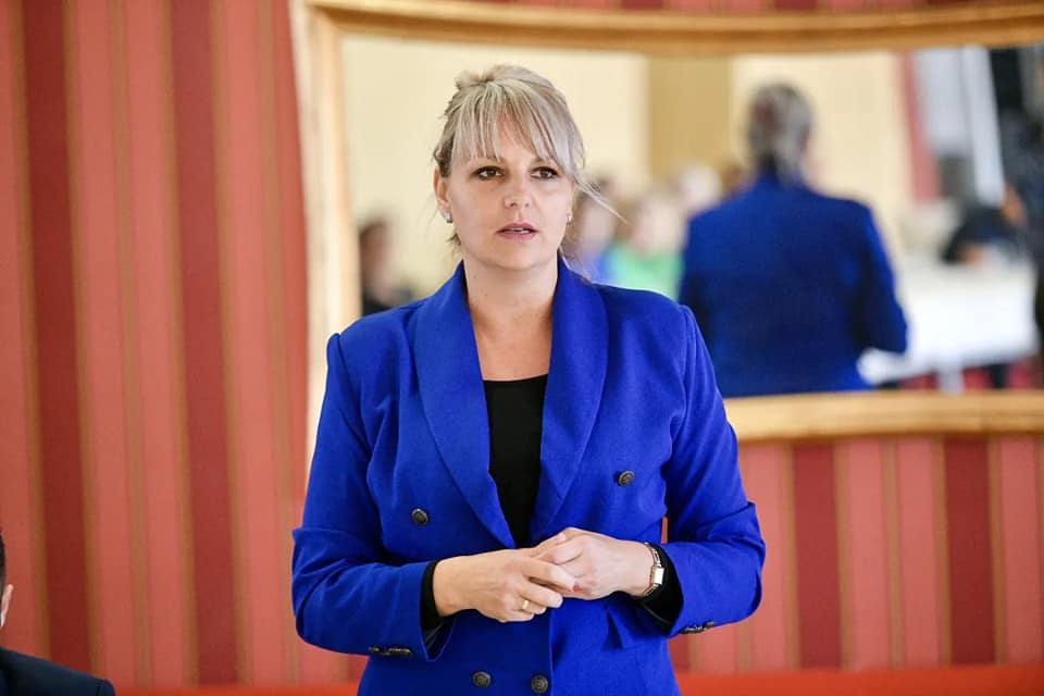 "DIREKTOR UKC RS SE BAVI KONCERTIMA I KOTLIĆIJADAMA" Mirna Savić - Banjac oštro oplela po Vladi Đajiću