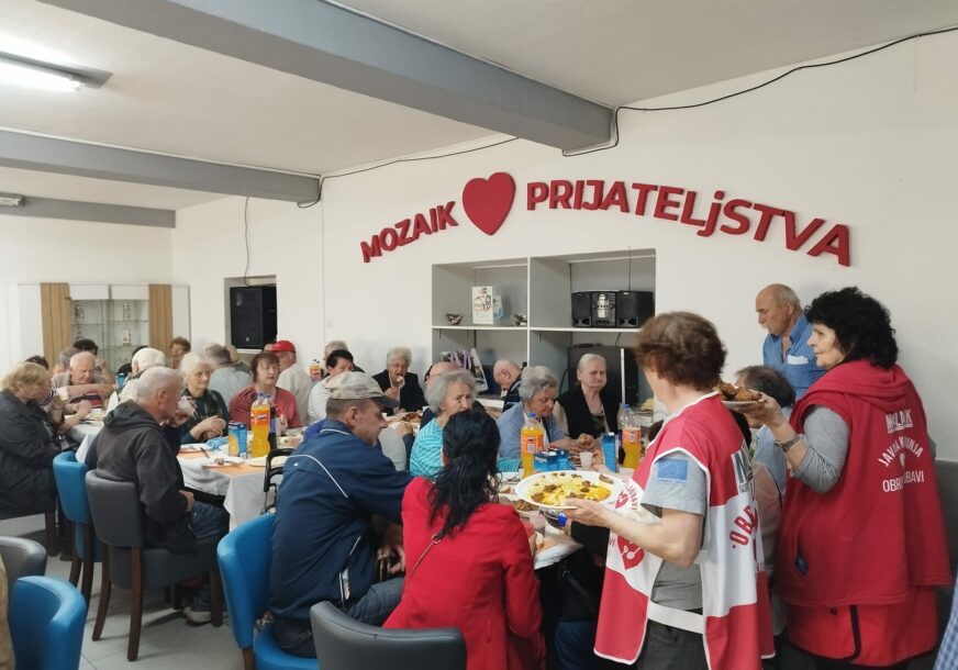 (FOTO) BOGATA TRPEZA UZ MUZIKU "Mozaik prijateljstva" i ove godine organizovao ručak za vjernike koji slave Bajram