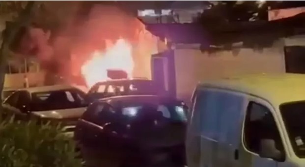 (VIDEO) POLICIJA CIJELU NOĆ NA NOGAMA Navijači Veleža oteli transparente "Ultrasima", vozilo u plamenu