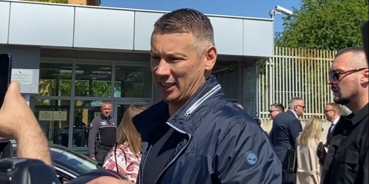 OGLASILE SE VLASTI Poznat identitet Sarajlije koji je vozilom presreo Nešićev automobil