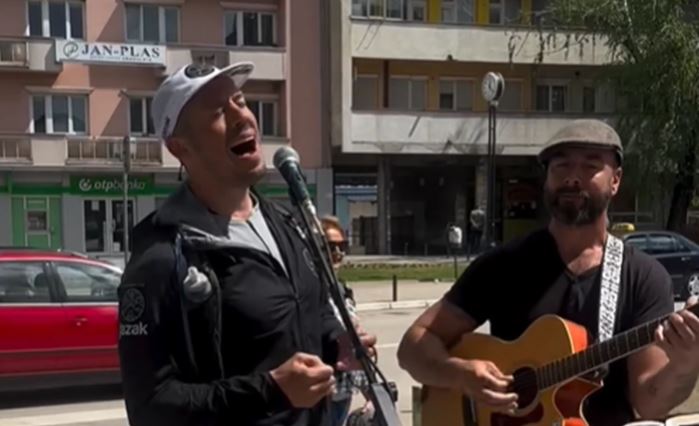 (VIDEO) "PUT JE UVIJEK RADOSNIJI UZ PJESMU" Nikola Rokvić na putu do Grčke zapjevao sa uličnim sviračem, komentari podrške samo se nižu