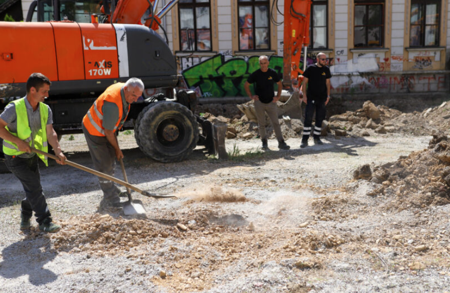 (FOTO) UMJESTO NEBODERA ZELENA POVRŠINA Počela izgradnja "Parka oslobođenja" kod bivšeg kina "Kozara"