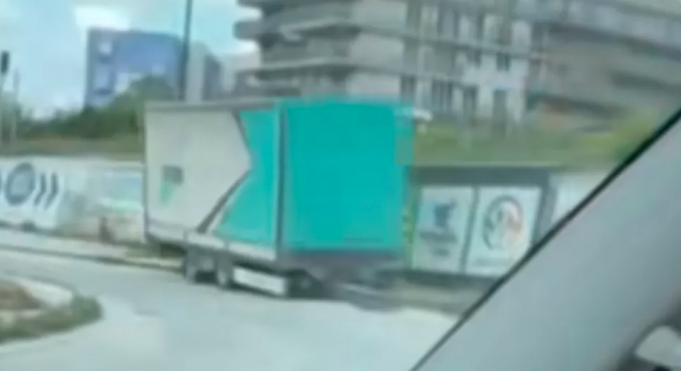 NESVAKIDAŠNJA SAOBRAĆAJNA NEZGODA U BiH Prikolica kamiona se otkačila pa srušila stub i udarila u zid