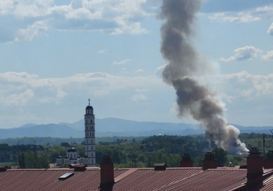 (FOTO) POŽAR U BIJELJINI Gust crni dim prekrio grad, vatra se širi velikom brzinom
