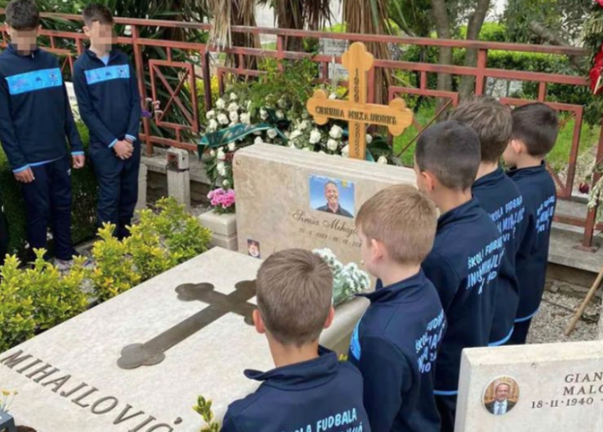 (FOTO) POKAZALI DA NIKADA NEĆE BITI ZABORAVLJEN Klinci na originalan način odali počast Siniši Mihajloviću