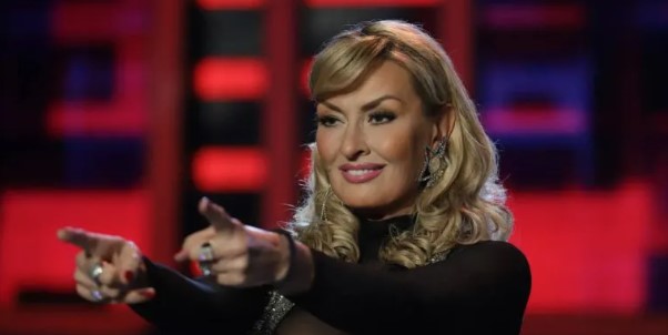 (FOTO) SNEKI ŠOKIRALA OGROMNIM DEKOLTEOM U šestoj deceniji se pojavila u brushalteru u emisiji