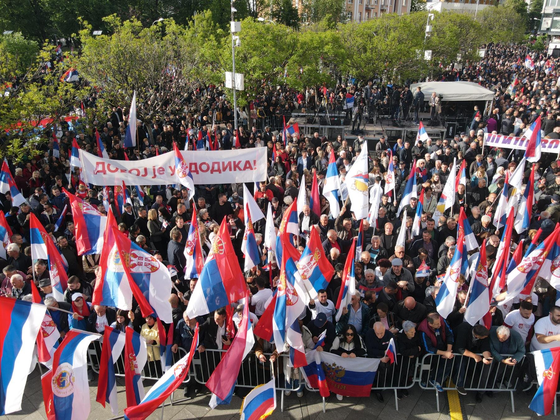 (VIDEO) SRPSKA JE POKAZALA SVU SVOJU SNAGU Oko 50.000 ljudi na mitingu "Srpska te zove"