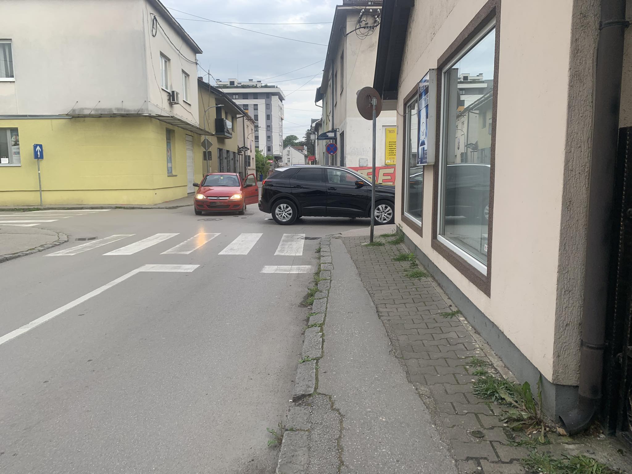 (FOTO) SAOBRAĆAJNA NEZGODA U NOVOJ VAROŠI Sudar dva automobila, pričinjena materijalna šteta