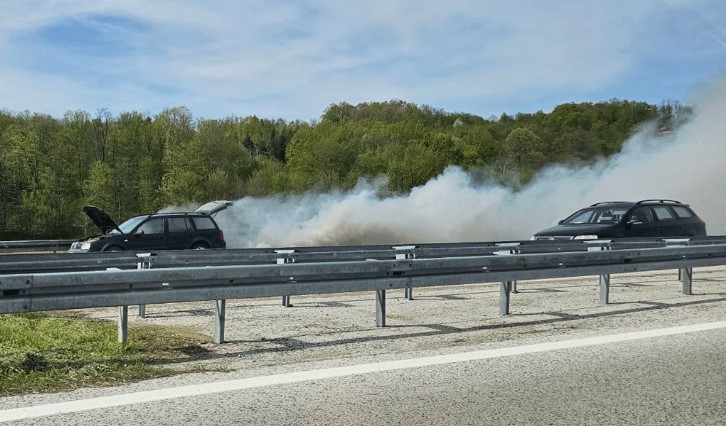 DIM IZBIJA IZ VOZILA Gori golf na autoputu Banjaluka - Gradiška