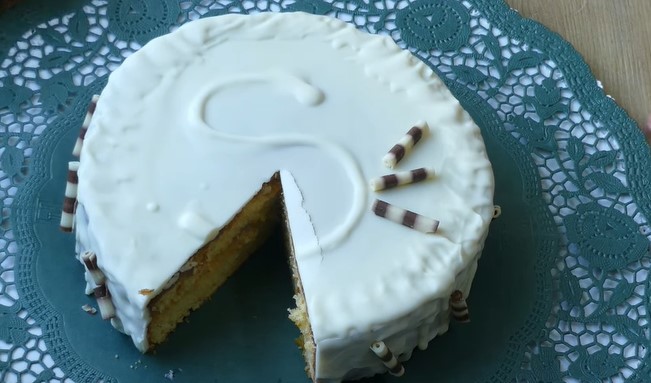 ČUVENA SACHER TORTA U DRUGAČIJOJ VARIJANTI Originalni recept, spoj bijele čokolade i džema od kajsije raspametiće i goste i ukućane