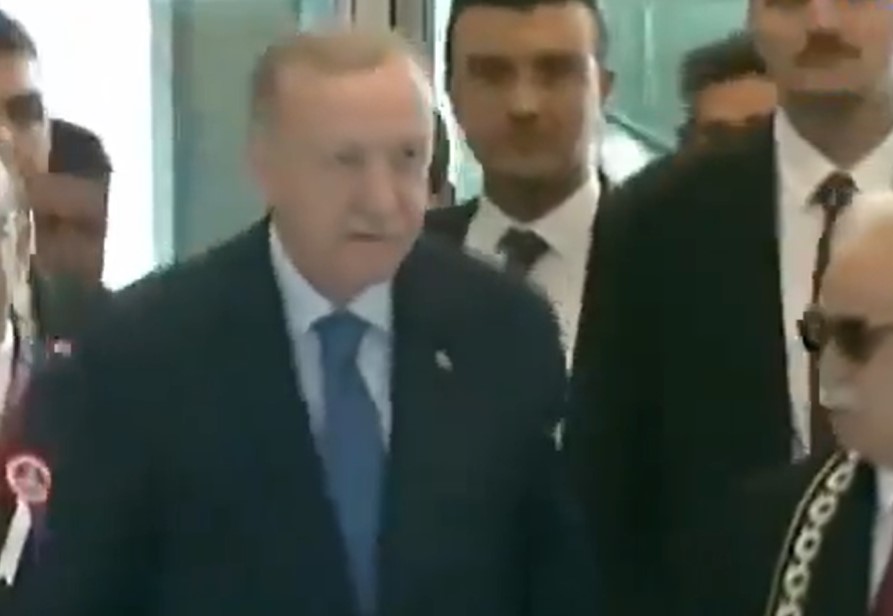(VIDEO) HIT SNIMAK ERDOGANA Cijela delegacija zastala da se predsjednik počešlja