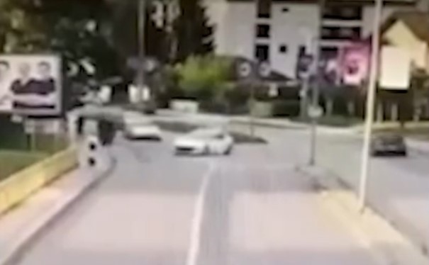 (UZNEMIRUJUĆI VIDEO) OBJAVLJEN SNIMAK STRAVIČNE NESREĆE U BANJALUCI Mladić (20) izgubio kontrolu nad vozilom, pa usmrtio ženu