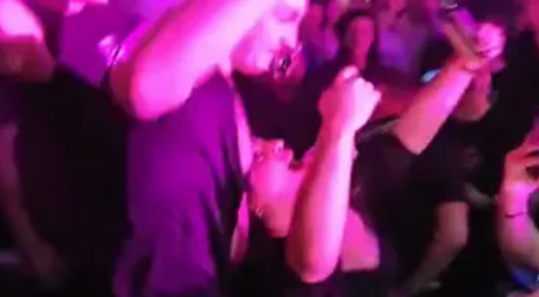 (VIDEO) JOŠ JEDAN U NIZU ISPADA Desingerica na nastupu gurao djevojci mikrofon u usta