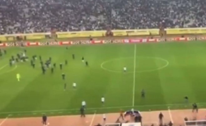 (VIDEO) HAOS NA TERENU Torcida probila ogradu, igrači pobjegli s terena