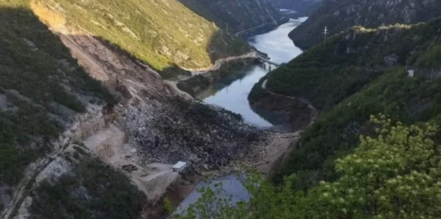 AUTOMOBILI ZAVRŠILI U JEZERU Zamalo tragedija kod Mostara: Minirali dio brda, pao i drugi