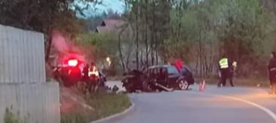 (VIDEO) JEZIVI PRIZORI Automobil završio na krovu nakon žestokog sudara