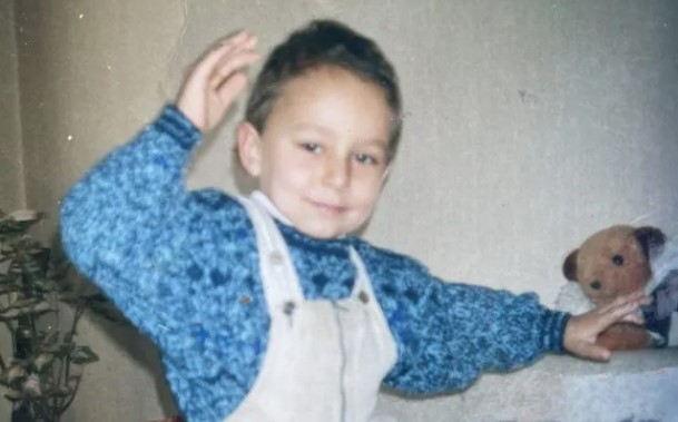 KARLEUŠA U NJEMU VIDJELA ZVIJEZDU, PA SE KLADILA U NJEGOVU POBJEDU U ZG Da li prepoznajete pjevača sa fotke?
