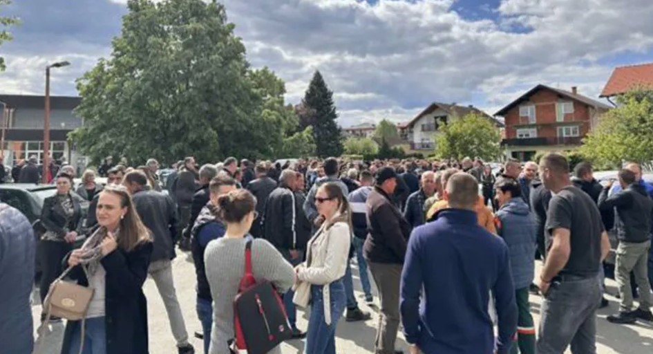 "SRPSKA TE ZOVE" Građani Kozarske Dubice organizovano krenuli na miting podrške