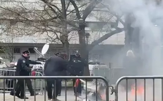 (VIDEO) UZNEMIRUJUĆI PRIZORI Muškarac se zapalio ispred suda u kojem se sudi Trampu