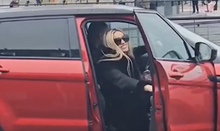 PJEVAČICA NE SKIDA OSMIJEH Rada Manojlović sa novim dečkom na aerodromu