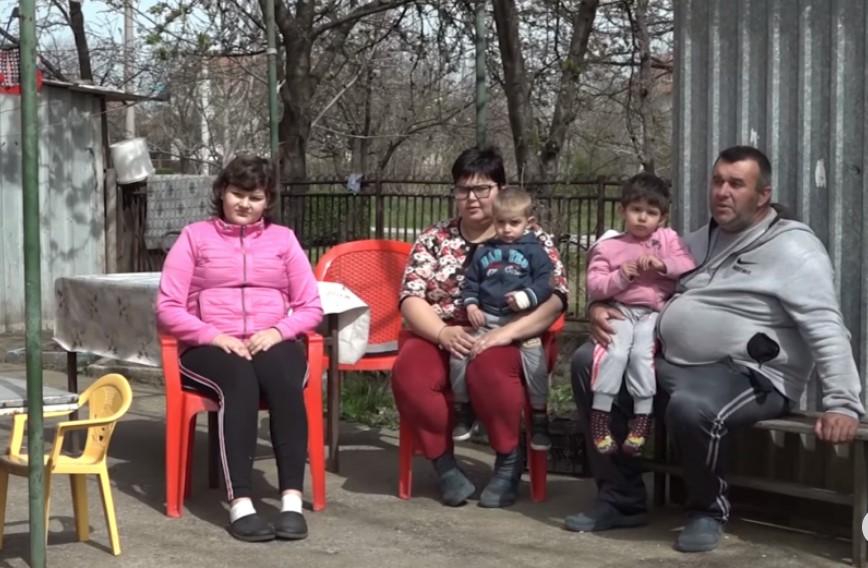 TROJE DJECE IZ MODRIČE VIŠE GLADNO NEGO SITO Nakon teške povrede na poslu Vladimir je 3 mjeseca ležao nepokretan i dobio otkaz, njegova porodica teško živi
