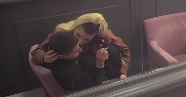 (VIDEO) NA SVE NAČINE POKUŠAVA DA JE VRATI! Anđela neumorno grli i ljubi Bojanu kako bi bile zajedno u krevetu! Pavlovićeva tvrdi pazar!