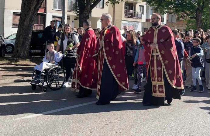 (FOTO) NEBOJŠA JE JUČE BIO NAJSREĆNIJE DIJETE U GRADIŠCI Mališan sanjao da bude na čelu litije, sveštenik mu uslišio želju