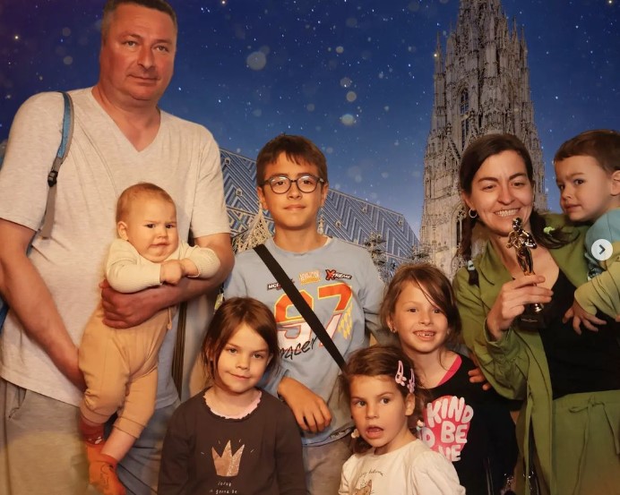 (FOTO) U OBRADOVICI 20 PRAZNIH KUĆA, A JEDINO NJIHOVA SREĆNA I PUNA Tamara i Perica imaju 6 djece, a od bakinog imanja napravili svoj raj