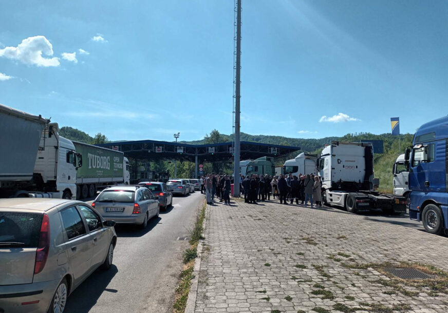 PROTEST PREVOZNIKA NA GRANIČNOM PRELAZU Zbog dotrajalog mosta na Drini, u Zvorniku otežano i poslovanje i svakodnevni život