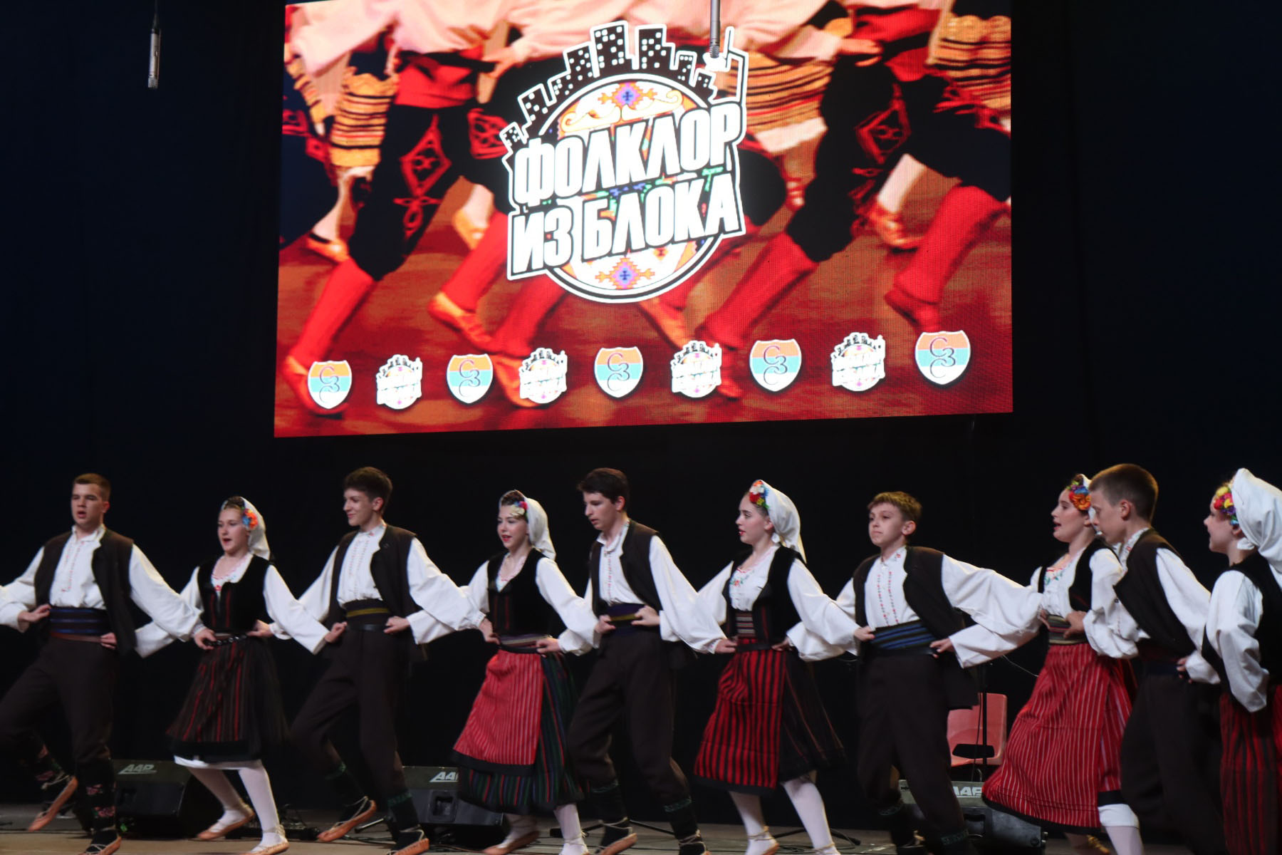 (FOTO/VIDEO) HUMANITARNA AKCIJA U BANJALUCI: HO "Srbi za Srbe" održala smotru folklora za pomoć osmočlanoj porodici