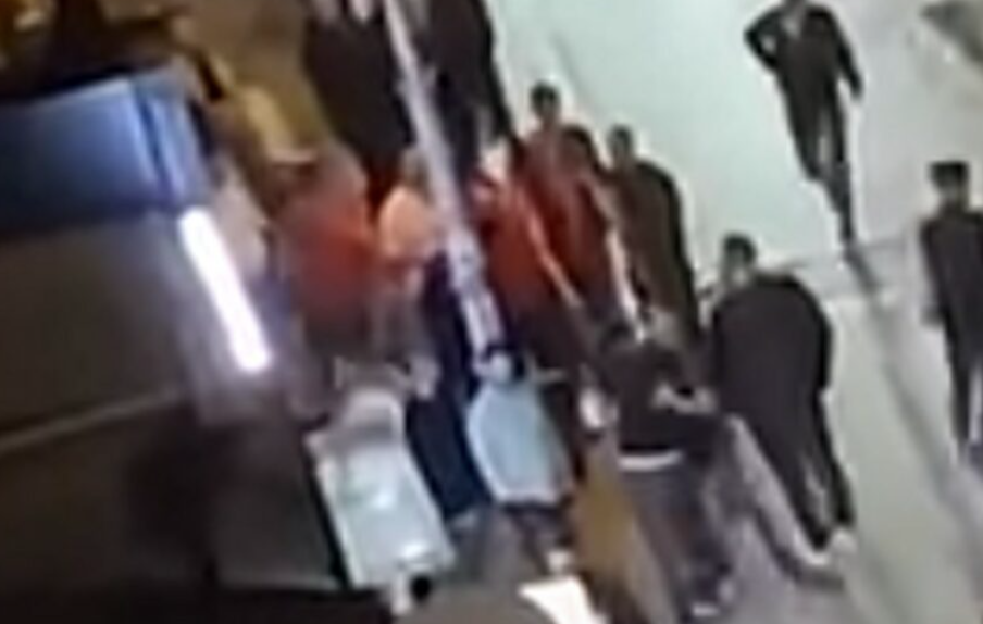 (VIDEO) HAOS NA ULICI TRAJAO NAJMANJE 10 MINUTA! Masovna tuča tinejdžera u Novom Pazaru