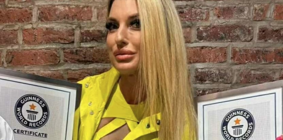 (FOTO) SRPKINJA SRUŠILA REZULTAT STAR 7 GODINA, NAGRADU JOJ URUČIO ŠVARCENEGER Dvostruka Ginisova rekorderka za ALOonline: Ne dišem dok radim sklekove