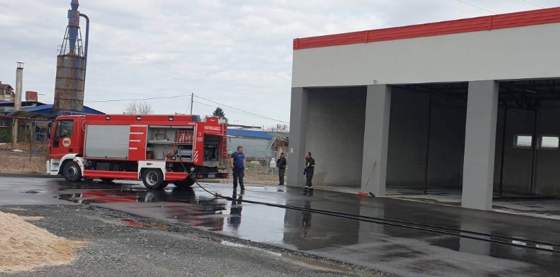 (FOTO) VATROGASCI NA TERENU Izgorjela kuća u Derventi