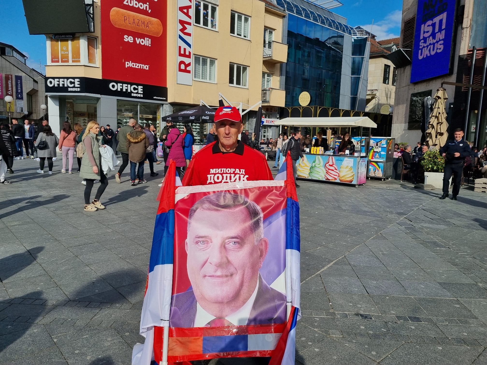 (FOTO/VIDEO) SVE SPREMNO ZA VELIKI NARODNI MITING U BANJALUCI Trobojke se vijore, a na transparentima jasna poruka: SRPSKA TE ZOVE!