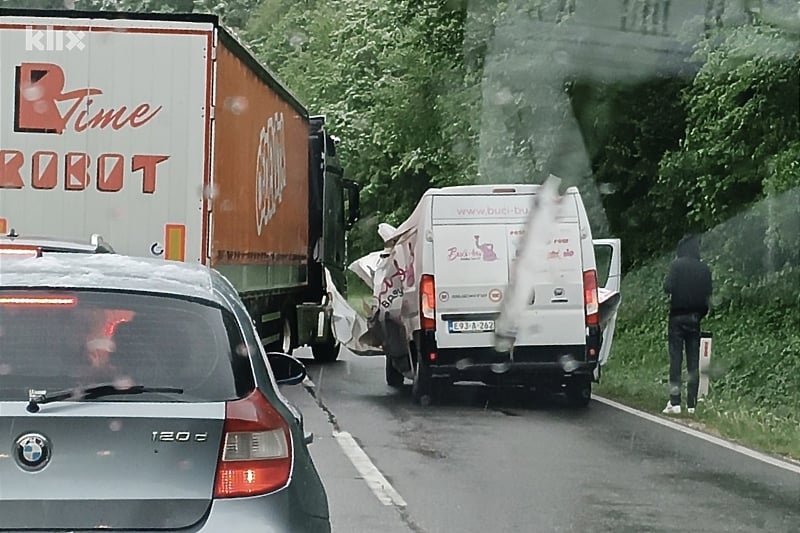 DRAMA U VRANDUKU Na magistralnom putu na teretno vozilo palo stablo
