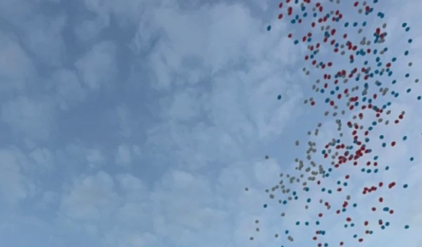 ZAVRŠEN MITING "SRPSKA TE ZOVE" Baloni u bojama trobojke letjeli nebom iznad Banjaluke