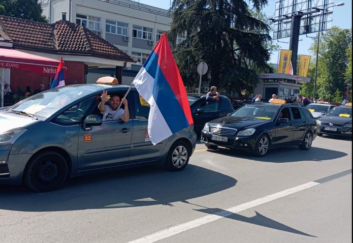 NE PRIHVATAJU REZOLUCIJU O SREBRENICI Više od 200 banjalučkih taksista organizovalo protestnu vožnju: Sa ulice poslali jasnu poruku