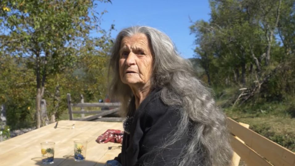 (VIDEO) KOSA JOJ DUGA 70 CM Baka Mare (85) nikada nije otišla kod frizera