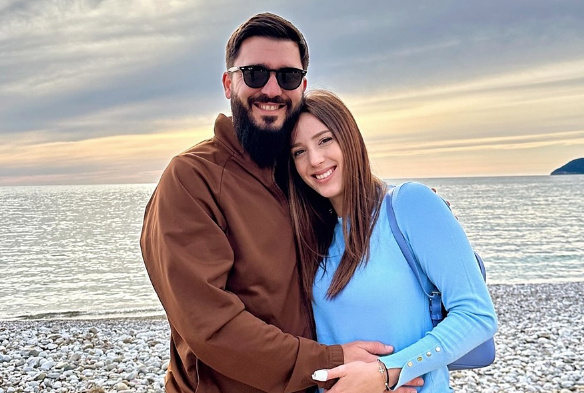 (FOTO) “PRAVI PRIMJER BRAKA” Danica Crnogorčević u rijetko viđenom izdanju pozirala sa suprugom na obali mora