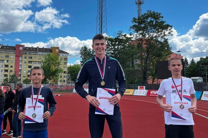 (FOTO) VELIKA NAGRADA ZA MALO MJESTO Učenik OŠ iz Kriškovaca, Darijo Kovačević, osvojio prvo mjesto na regionalnom takmičenju iz atletike: I deda Mile me trenirao