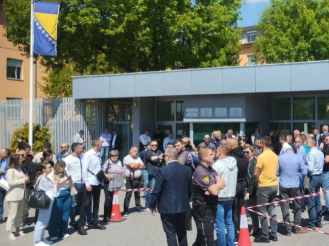 SUĐENJE DODIKU I LUKIĆU Veliki broj građana ispred Suda BiH pruža podršku