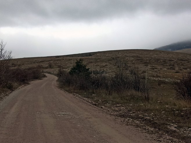 MJEŠTANI U MUKAMA Regionalni makadamski put Drvar - Glamoč gotovo nefunkcionalan
