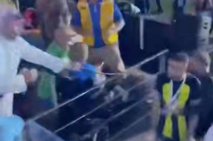 (VIDEO) JEZIVA SCENA IZ SAUDIJSKE ARABIJE Navijač bičevao fudbalera pred srpskim reprezentativcem