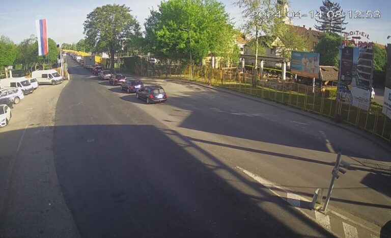 NAORUŽAJTE SE STRPLJENJEM Pojačan saobraćaj na prelazima Gradiška i Donja Gradina
