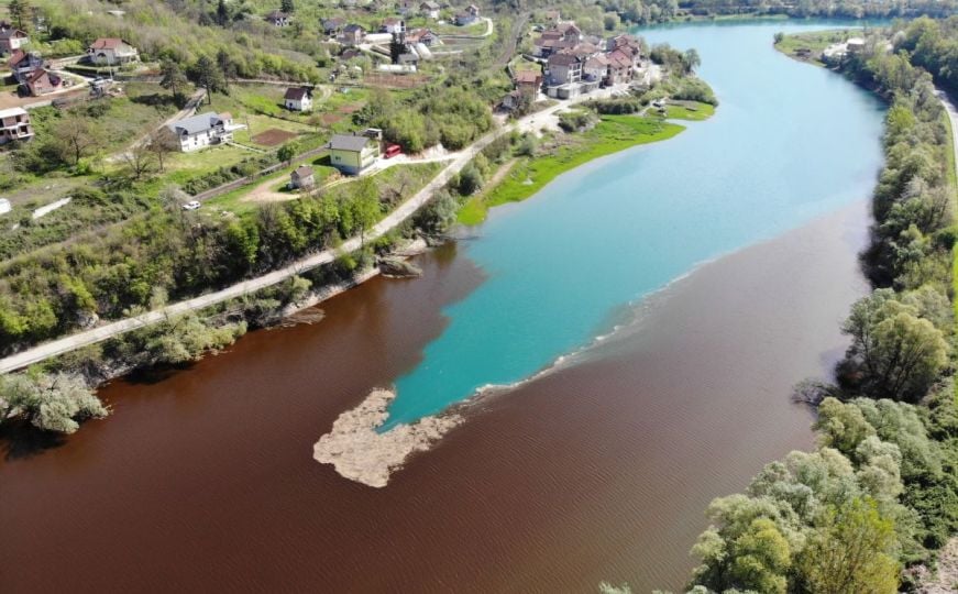 (FOTO) ŠTA JE UZROK? Poznato jezero u BiH zahvaćeno cvjetanjem algi