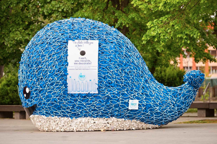 BANJALUKA BLISTAVA I EKOLOŠKI OSVIJEŠTENA Neobični kontejner za odlaganje plastičnih boca u parku "Petar Kočić"
