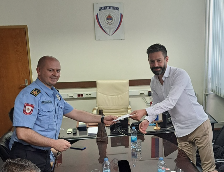 (FOTO) PREDIVAN GEST PRIPADNIKA POLICIJSKE UPRAVE BANJALUKA! Prikupili novac za srpske porodice sa Kosova i Metohije: Sredstva svečano uručena glumcu Milanu Vasiću